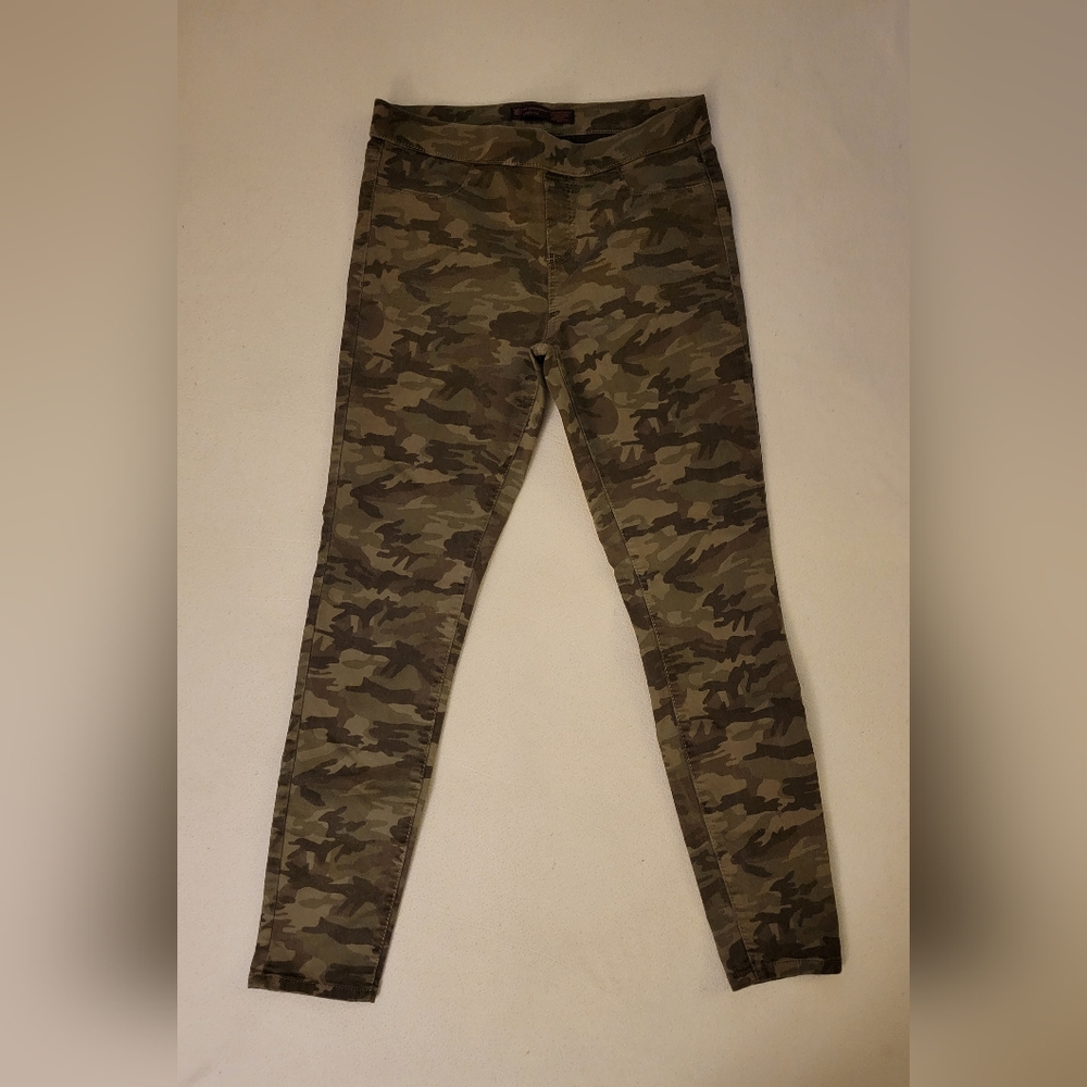 No Boundaries camouflage pull on pants